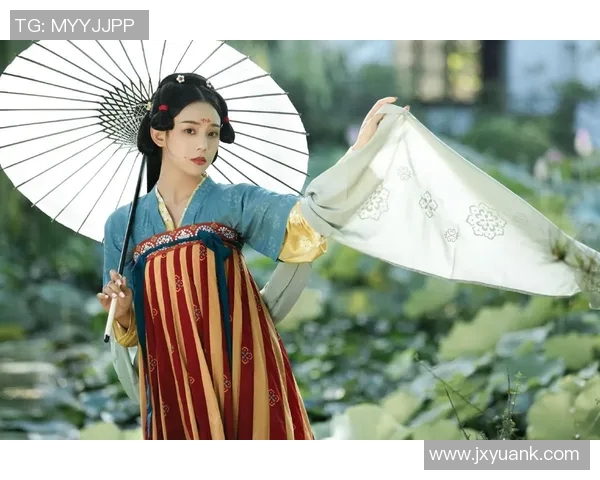 足球明星身着汉服的高清时尚写真展现传统与现代的完美结合