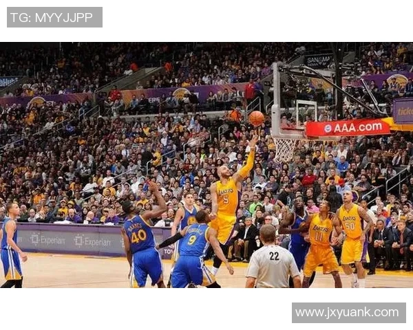 湖人队在对阵活塞的比赛中以115分的精彩表现展现球队实力与默契配合 湖人队在对阵活塞的比赛中以115分的精彩表现展现球队实力与默契配合