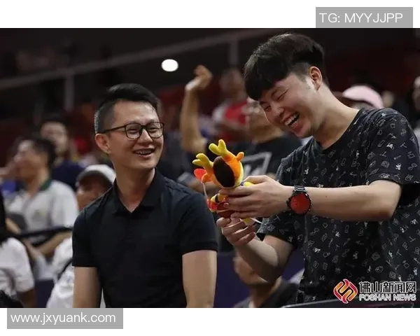 足球明星主播抽奖瞬间激动大叫引发全场热烈欢呼和掌声 足球明星主播抽奖瞬间激动大叫引发全场热烈欢呼和掌声